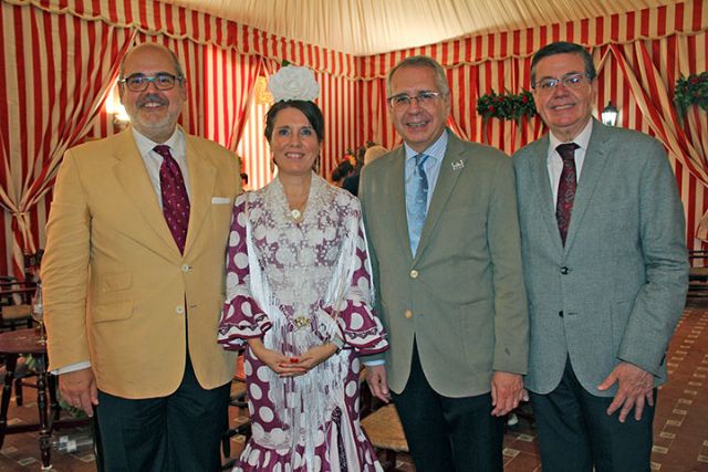 El Alcalde de Sevilla Antonio Muñoz recibió en la caseta municipal a empresarios y al mundo de la cultura - 2, Foto 2
