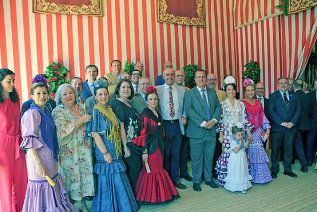 El Alcalde de Sevilla Antonio Muñoz recibió en la caseta municipal a empresarios y al mundo de la cultura - 4, Foto 4