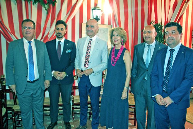 El Alcalde de Sevilla Antonio Muñoz recibió en la caseta municipal a empresarios y al mundo de la cultura - 5, Foto 5