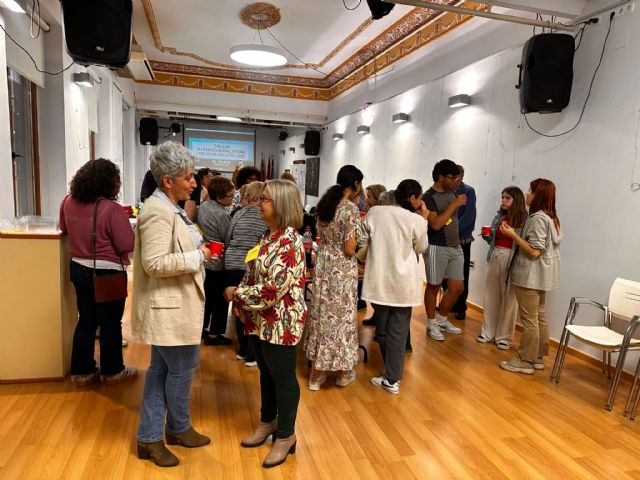 Jóvenes y mayores de El Palmar estrechan lazos gracias al taller intergeneracional 'Historias que conectan' - 3, Foto 3