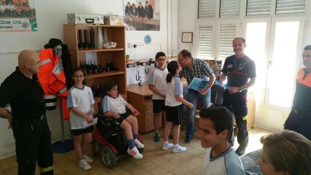 Alumnos del Colegio La Milagrosa entregan a Protección Civil el Plan de Emergencias de su centro de enseñanza elaborado por ellos mismos, Foto 6