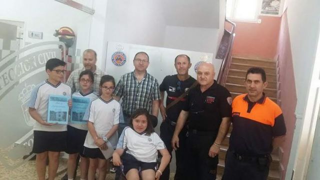 Alumnos del Colegio La Milagrosa entregan a Protección Civil el Plan de Emergencias de su centro de enseñanza elaborado por ellos mismos, Foto 7
