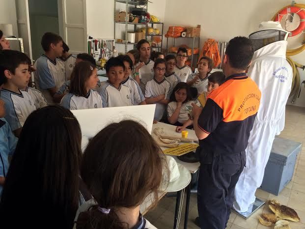 Alumnos del Colegio La Milagrosa entregan a Protección Civil el Plan de Emergencias de su centro de enseñanza elaborado por ellos mismos, Foto 8