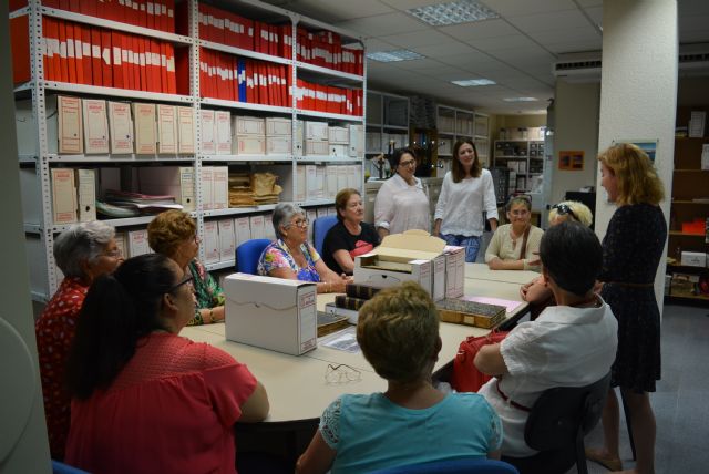 Las alumnas de Lectoescritura y Escritura Creativa visitan el archivo municipal - 1, Foto 1