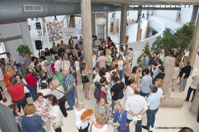 Mas de 300 personas asisten a la inauguracion de la exposicion de los talleres de la Universidad Popular - 1, Foto 1