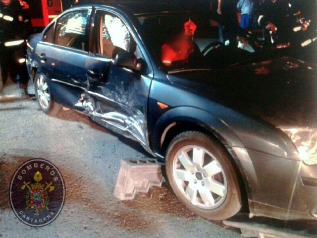 Bomberos de Cartagena rescatan a un herido atrapado en un vehiculo accidentando en la plaza de Mejico - 1, Foto 1