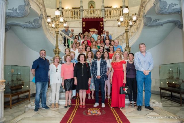 Sesenta alumnos del taller de idiomas de la Universidad Popular recogen sus diplomas - 1, Foto 1