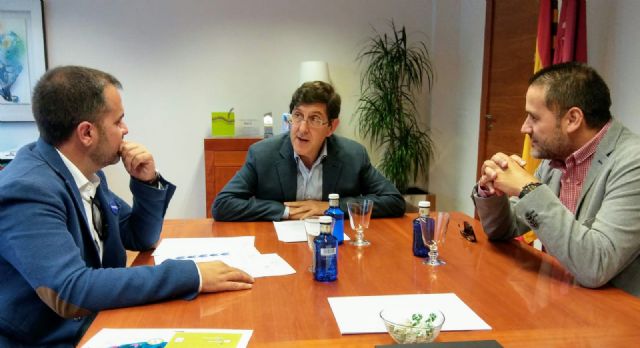 El consejero de Salud recibe a los representantes de la Fundación Ambulancia del Último Deseo - 1, Foto 1