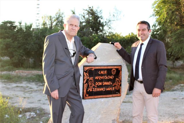 El arqueólogo alcantarillero Don Daniel Serrano Várez cuanta desde ayer con una calle en Alcantarilla, junto al Cabezo del Agua Salá - 4, Foto 4