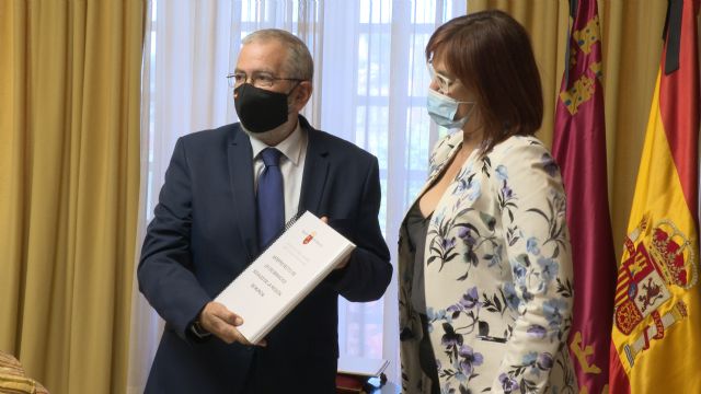 La vicepresidenta del Gobierno regional entrega a Alberto Castillo el anteproyecto de ley de servicios sociales - 2, Foto 2