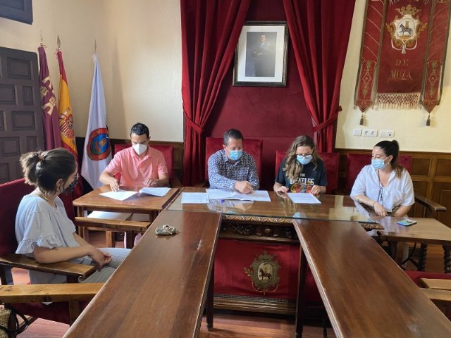 El Ayuntamiento suscribe el convenio anual con el Consejo Local de la Juventud de Mula - 1, Foto 1