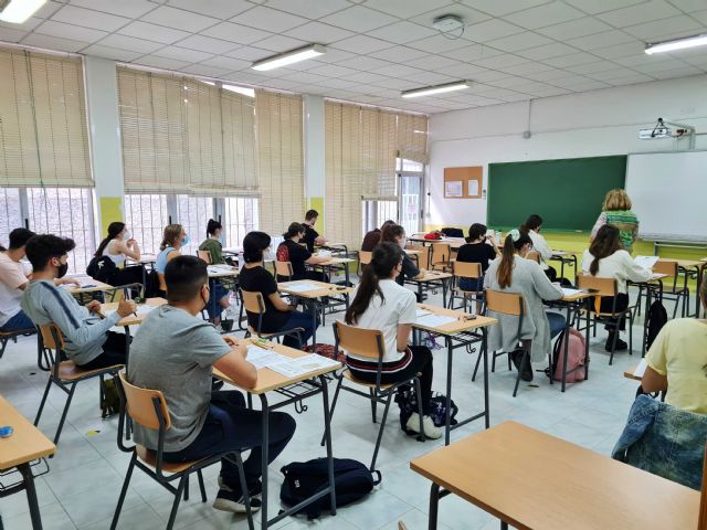 Cerca de 350 estudiantes de distintos puntos de la Comarca del Noroeste se examinan en Caravaca de las pruebas de acceso la Universidad EBAU - 4, Foto 4