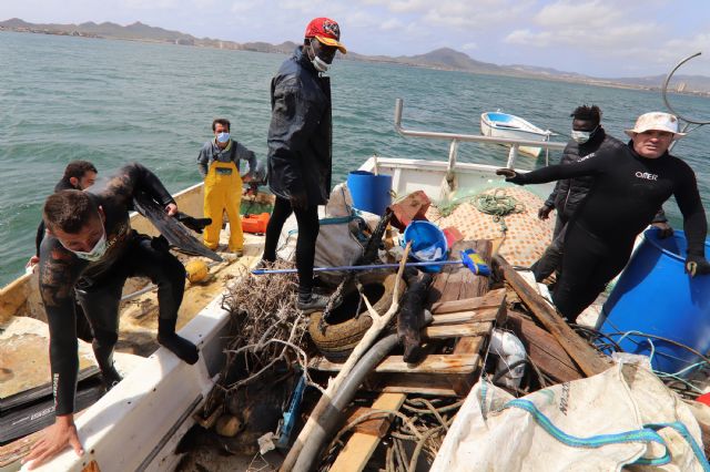La Fundación Estrella de Levante lleva a cabo una limpieza de los fondos marinos del Mar Menor junto a la Cofradía de Pescadores - 1, Foto 1