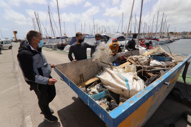 La Fundación Estrella de Levante lleva a cabo una limpieza de los fondos marinos del Mar Menor junto a la Cofradía de Pescadores - 2, Foto 2