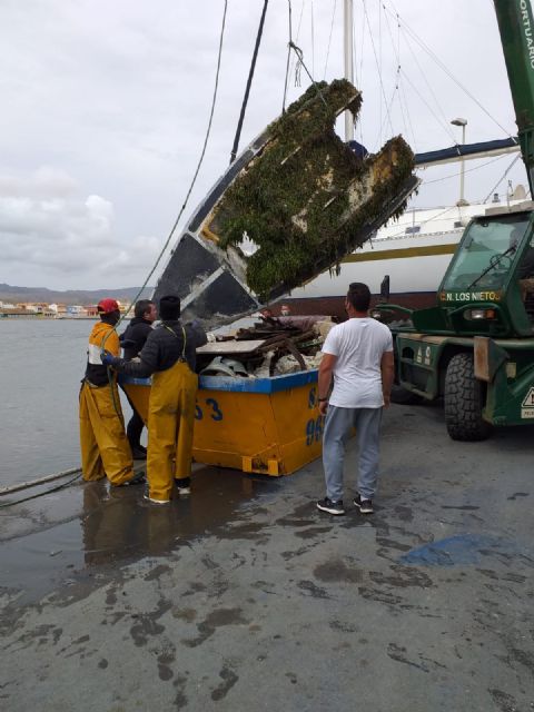 La Fundación Estrella de Levante lleva a cabo una limpieza de los fondos marinos del Mar Menor junto a la Cofradía de Pescadores - 3, Foto 3