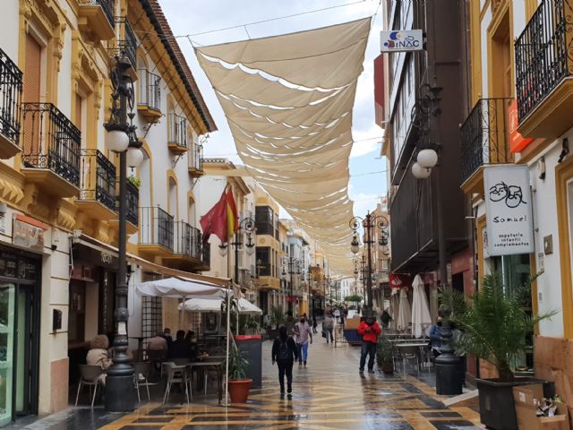 Lorca vuelve a instalar, por tercer año consecutivo, toldos en las calles Corredera y adyacentes para reducir las altas temperaturas durante los meses de verano - 1, Foto 1