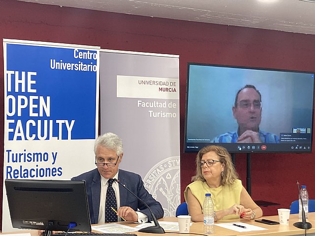 Pedro Baños charla con la primera promoción de Relaciones Internacionales que se gradúa en Murcia - 1, Foto 1