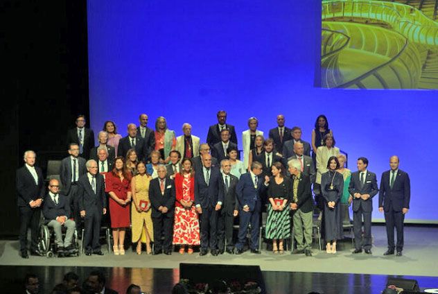 Antonio Rendón . Las Hermandades de cofradías del Cristo de Burgos, Santa Marta y Pino Montano medallas de Sevilla - 1, Foto 1
