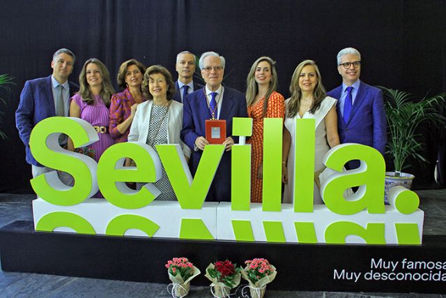 Antonio Rendón . Las Hermandades de cofradías del Cristo de Burgos, Santa Marta y Pino Montano medallas de Sevilla - 2, Foto 2