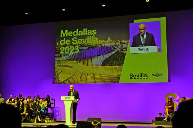 Antonio Rendón . Las Hermandades de cofradías del Cristo de Burgos, Santa Marta y Pino Montano medallas de Sevilla - 4, Foto 4
