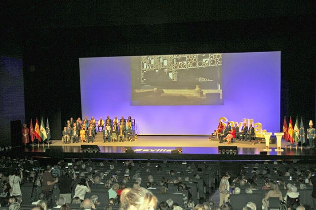 Antonio Rendón . Las Hermandades de cofradías del Cristo de Burgos, Santa Marta y Pino Montano medallas de Sevilla - 5, Foto 5
