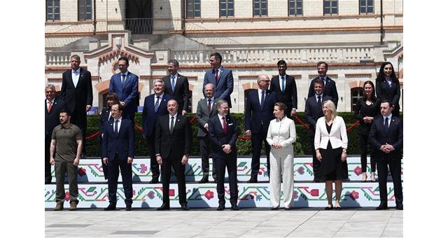 El presidente del Gobierno, Pedro Sánchez, junto a los líderes participantes en la Cumbre de la Comunidad Política Europea, en la tradicional foto de familia. (Foto: Moncloa/Fernando Calvo), Foto 1
