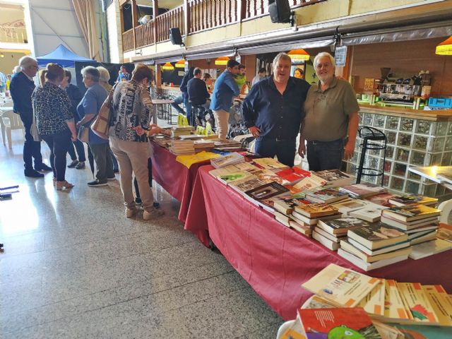 Librería Delfos de Argamasilla de Calatrava, celebra el Día de la Región sacando los libros a la calle y una exposición de antiguos anuncios - 1, Foto 1
