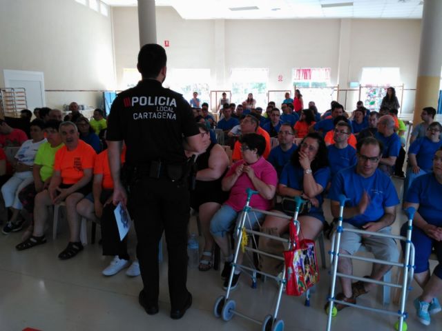 Usuarios de PROLAM-ASTUS reciben consejos de seguridad de cara al verano gracias a la Policía Local - 1, Foto 1