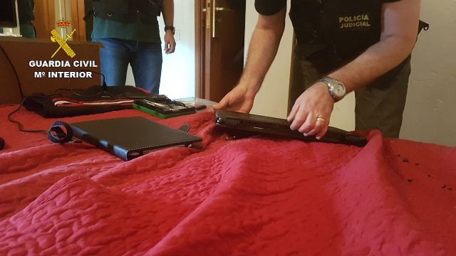 La Guardia Civil detiene a 27 personas por posesión y distribución de pornografía infantil en Internet - 4, Foto 4
