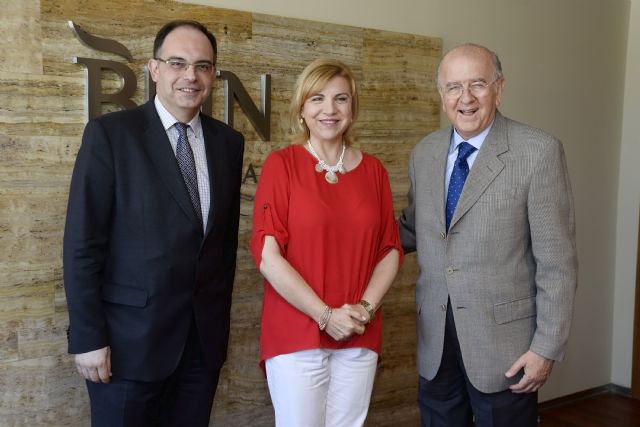 La Comunidad y la Fundación CajaMurcia firman un convenio para impulsar las nuevas tecnologías en los centros de mayores - 1, Foto 1