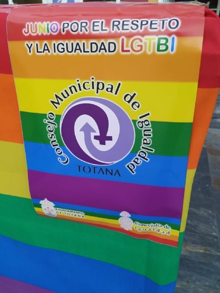 El Colectivo No te Prives hace entrega de la bandera arcoíris a la empresa Ginés Sola Orgánicos, SL, Foto 6