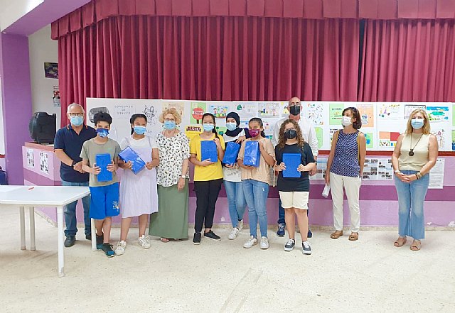 Servicios Sociales entrega los premios del concurso de dibujo ‘Por un barrio limpio’ en la Barriada Virgen de la Caridad - 1, Foto 1