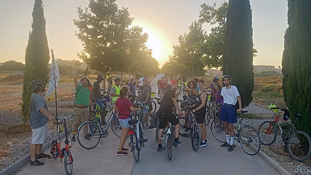 Los colectivos a favor de la movilidad sostenible activa se manifiestan por las calles de Cartagena - 1, Foto 1