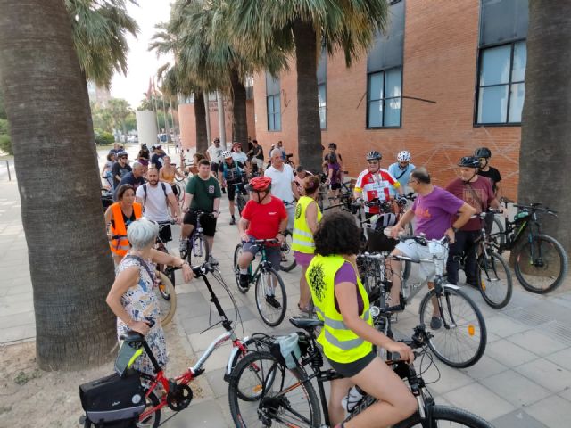 Los colectivos a favor de la movilidad sostenible salen a la calle - 1, Foto 1