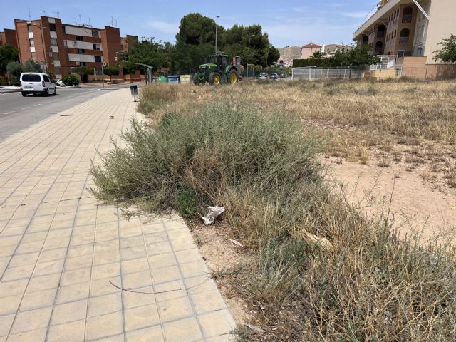 El Ayuntamiento refuerza los trabajos de limpieza y desbroce de solares y caminos con nueva maquinaria - 2, Foto 2