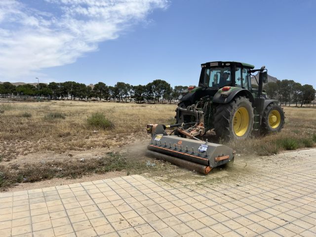 El Ayuntamiento refuerza los trabajos de limpieza y desbroce de solares y caminos con nueva maquinaria - 3, Foto 3