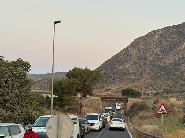 El STR se manifiesta en Repsol Cartagena para exigir una solución al aumento de jornadas de 12 horas - 2, Foto 2