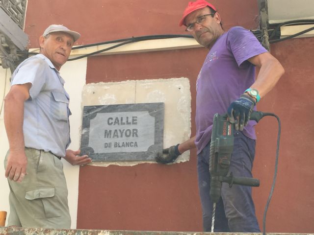 Las placas de las nuevas calles ya lucen en Blanca - 1, Foto 1