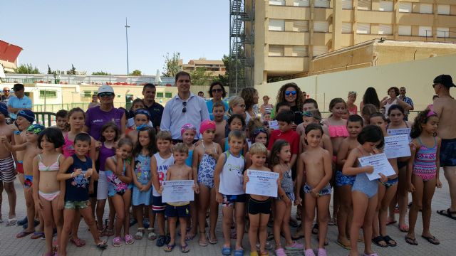 Casi un millar de niños ha aprendido a nadar gracias a la campaña de julio en las piscinas municipales - 1, Foto 1
