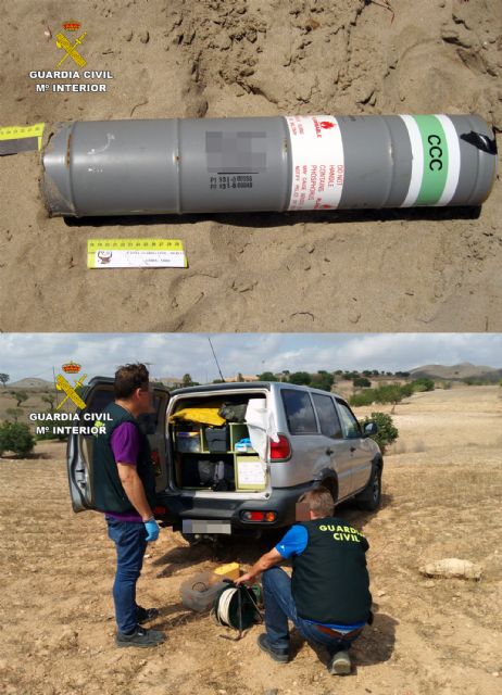 La Guardia Civil desactiva dos bengalas de señalización con carga de fósforo y un antiguo proyectil de artillería - 1, Foto 1