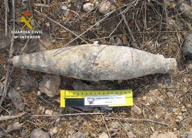 La Guardia Civil desactiva dos bengalas de señalización con carga de fósforo y un antiguo proyectil de artillería - 2, Foto 2