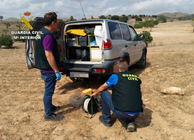 La Guardia Civil desactiva dos bengalas de señalización con carga de fósforo y un antiguo proyectil de artillería - 3, Foto 3