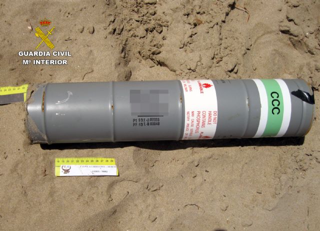 La Guardia Civil desactiva dos bengalas de señalización con carga de fósforo y un antiguo proyectil de artillería - 4, Foto 4