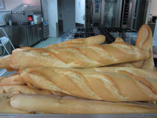 Fundación Jesús Abandonado compra todo el pan para un mes gracias a la solidaridad de los empleados de MTorres - 2, Foto 2