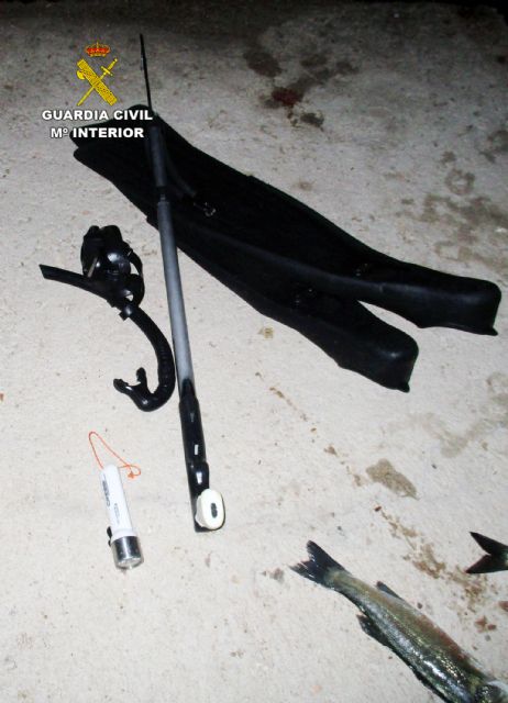 La Guardia Civil sorprende a un buceador practicando la pesca submarina clandestina en La Manga - 1, Foto 1