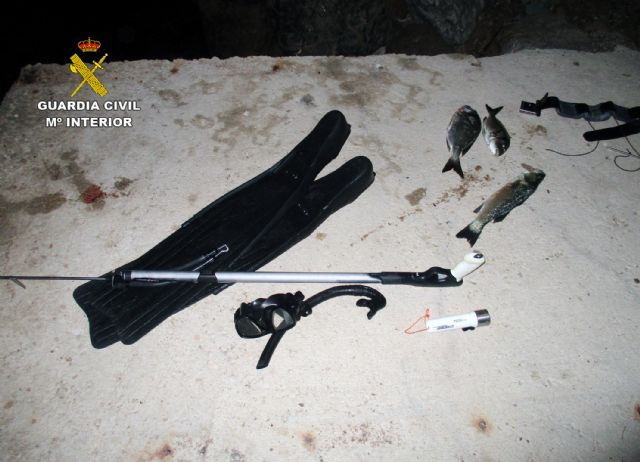 La Guardia Civil sorprende a un buceador practicando la pesca submarina clandestina en La Manga - 2, Foto 2