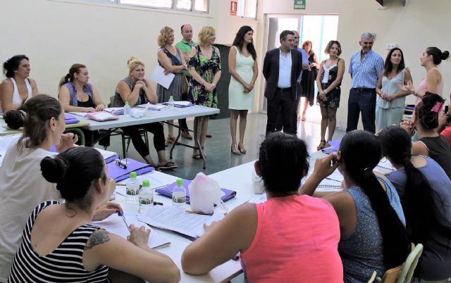 Visitan el curso de formación organizado por Cáritas, en el que han participado quince alumnos - 5, Foto 5