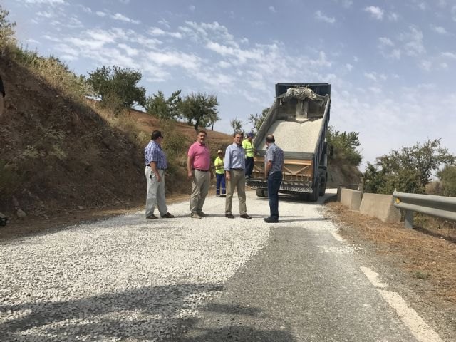 Fomento inicia la reparación del firme de la carretera que da acceso al paraje lorquino de Campo López - 1, Foto 1