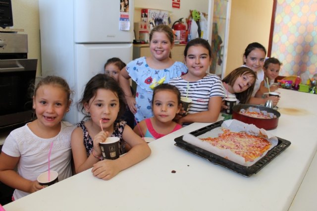 Cerca de una veintena de niños y niñas participan en el Taller de Cocina Creativa y Divertida que se celebra en las cocinas del Centro Sociocultural “La Cárcel” - 2, Foto 2