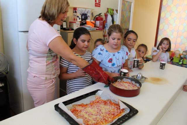 Cerca de una veintena de niños y niñas participan en el Taller de Cocina Creativa y Divertida que se celebra en las cocinas del Centro Sociocultural “La Cárcel” - 3, Foto 3